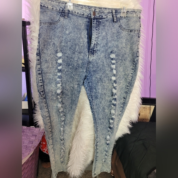 VIP JEANS - Picture 1 of 6